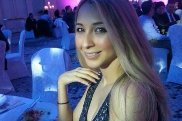 DA LI BISTE JE I VI OTPUSTILI Dobila otkaz jer je MNOGO LEPA?! (FOTO)