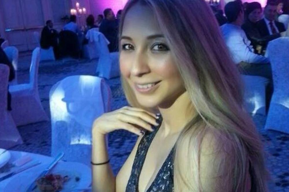 DA LI BISTE JE I VI OTPUSTILI Dobila otkaz jer je MNOGO LEPA?! (FOTO)