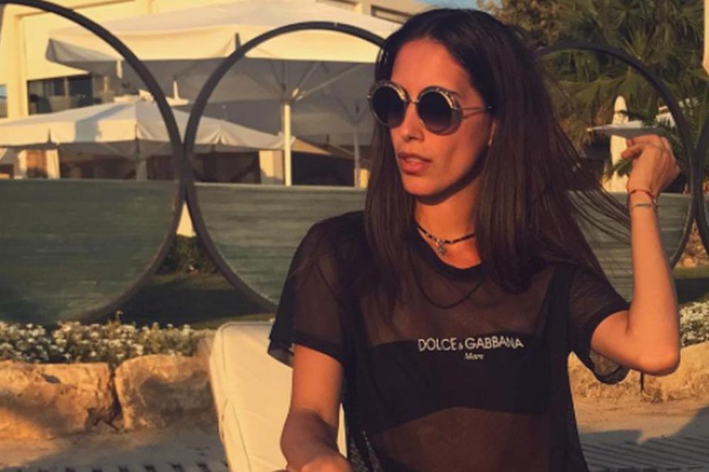 SKINULA SE ZA SVE PARE! Voditeljka vremenske prognoze uvek je zakopčana do grla, a sad je pokazala atribute! WOW!