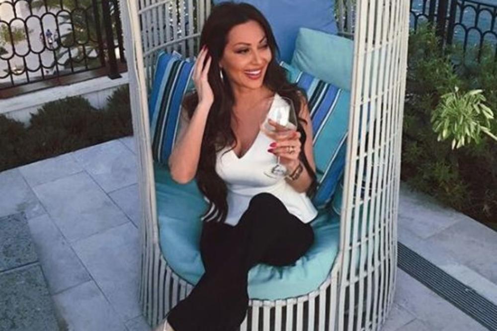 SNIMAK IZ HOTELSKE SOBE: Ceca htela da se pohvali pogledom, ali zbog JEDNOG DETALJA svi su gledali u nju! (VIDEO)