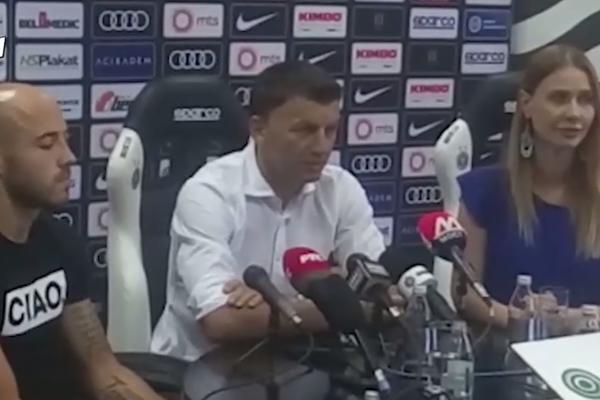 Na Đukićevoj konferenciji izdominirala je portparolka! Biljanin odgovor albanskim novinarima je ODUŠEVIO! (FOTO)