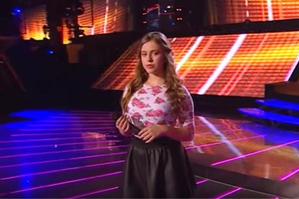 BILA JE STIDLJIVA DEVOJČICA U ZVEZDICAMA, a sada je bombastična plavuša s pozamašnim oblinama! A tek da joj vidite lice... (FOTO)