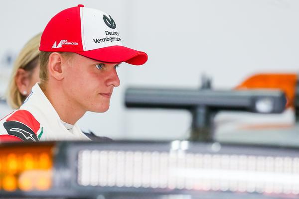 OGLASIO SE ŠUMAHER POSLE STRAVIČNE NESREĆE!