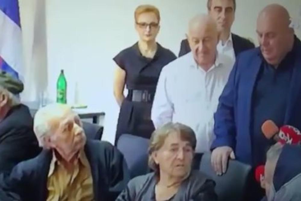 3.000 ZA GOSPODINA, DVE ZA GOSPOĐU I POSAO ZA SINA: Palma deli šakom i kapom, ovo je nešto najjače što je ikad izašlo na internetu! (VIDEO)