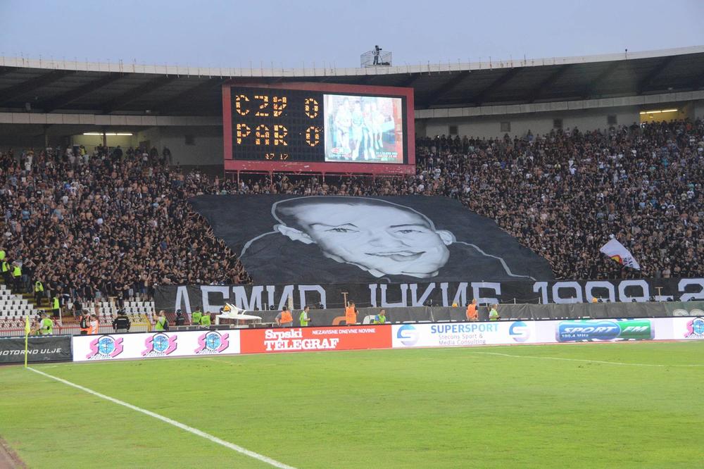 SPECIJALNI GOSTI GROBARA NA DERBIJU: Na južnoj tribini je bila i ekipa sa obeležjima drugog kluba! (FOTO) (VIDEO)