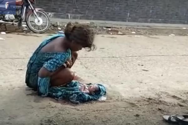 Porodica je izbacila jer je zatrudnela: Porodila se NA ULICI dok su je svi SNIMALI bebu koja leži na krvavoj haljini, a ona nije imala snage da se pomakne! (VIDEO)