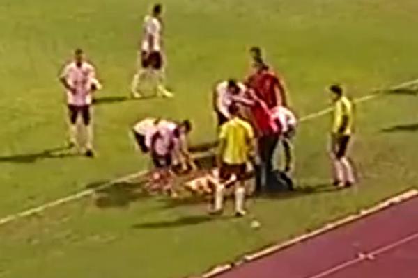 BACILI POVREĐENOG IGRAČA SA NOSILA: Nezapamćeni incident u Banja Luci na derbiju između Borca i Sarajeva! (VIDEO)