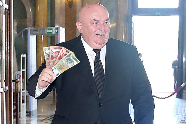 GUBI 30.000 EVRA U KAZINU ZA NOĆ, BAKI DAJE MILOSTINJU OD 3.000 DINARA: Zbog Palme gori Tviter! (FOTO)