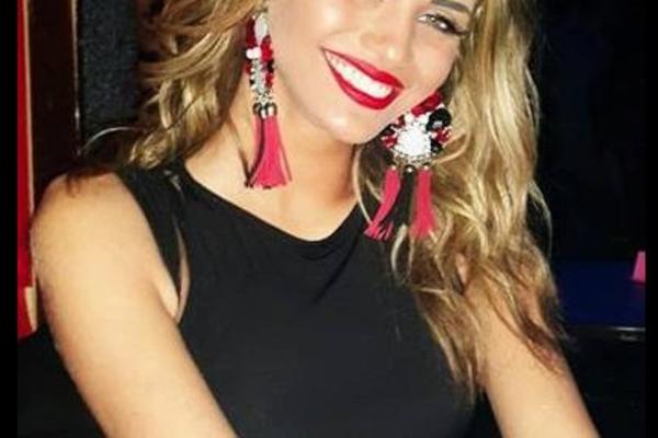 NE VOLI DA SE EKSPONIRA I NIKADA JE NISTE VIDELI, A ONA JE RIBETINA: Supruga našeg poznatog pevača ostavlja ljude bez TEKSTA