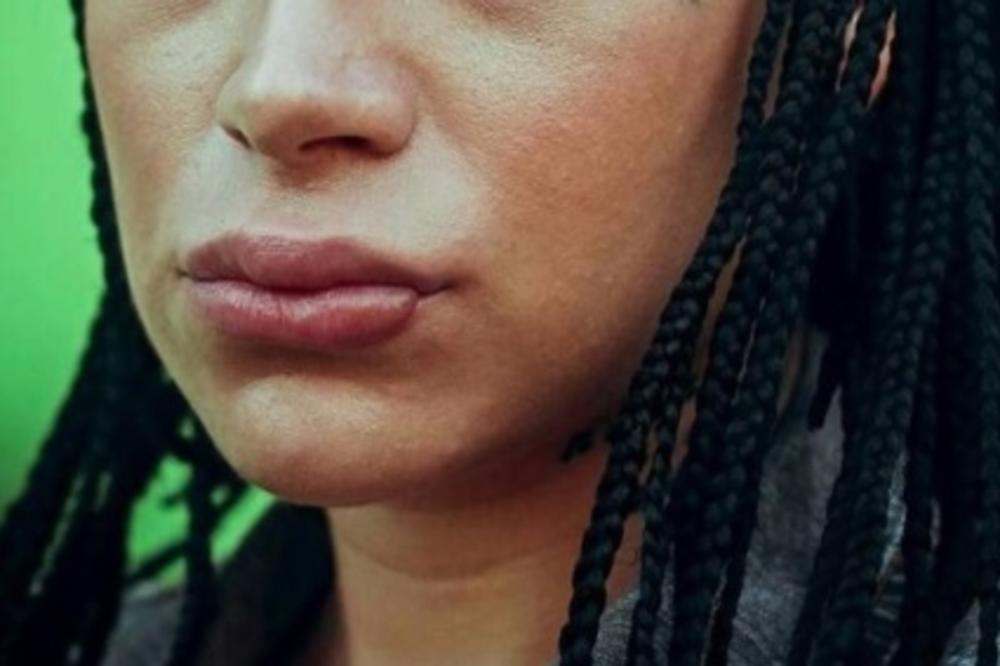 SRPSKA PEVAČICA LEGLA U MRTVAČKI KOVČEG! Nakon toga je čekao pakao, sve je predvidela? Srbija zgrožena!