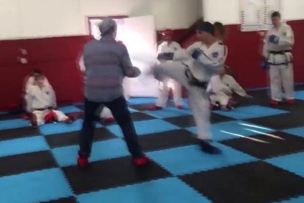 Šampionka u tekvondou nalupala dečka, ali kad je pao na kolena pobeda je bila - njegova! (VIDEO)