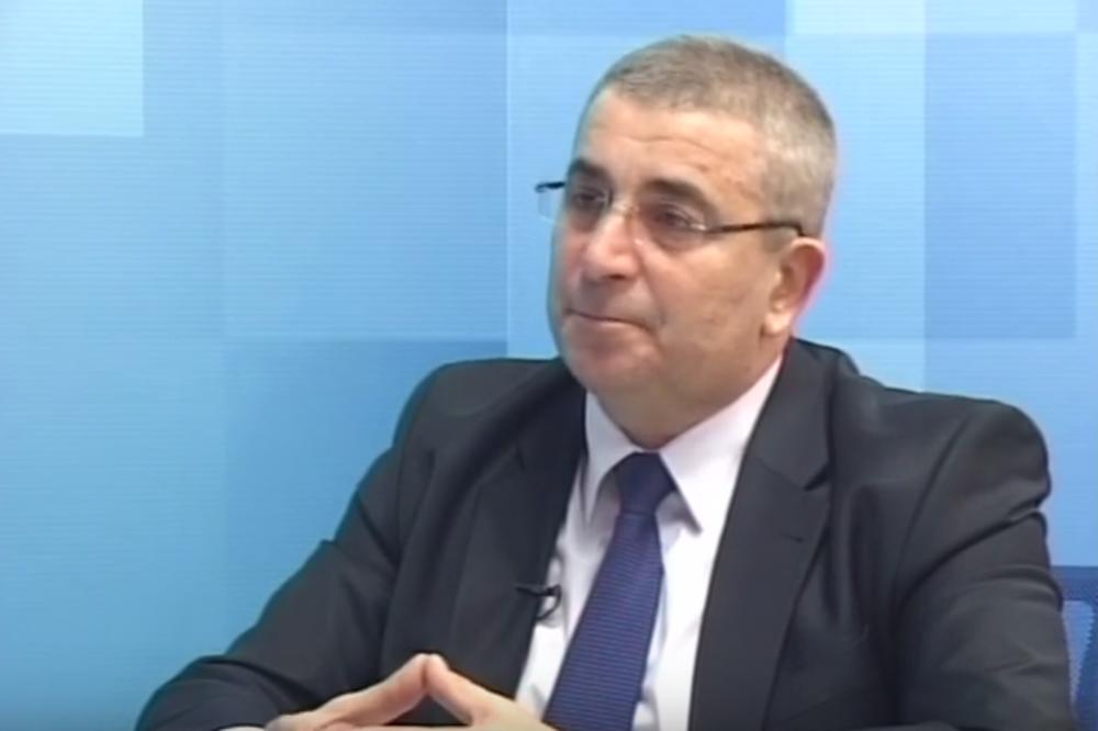 BAHATI NAPREDNJAK NASTAVLJA DA DIVLJA! Da li je normalno da me zovete u pola 10?! I sad još imate hrabrosti da me nešto pitate?!? (VIDEO)