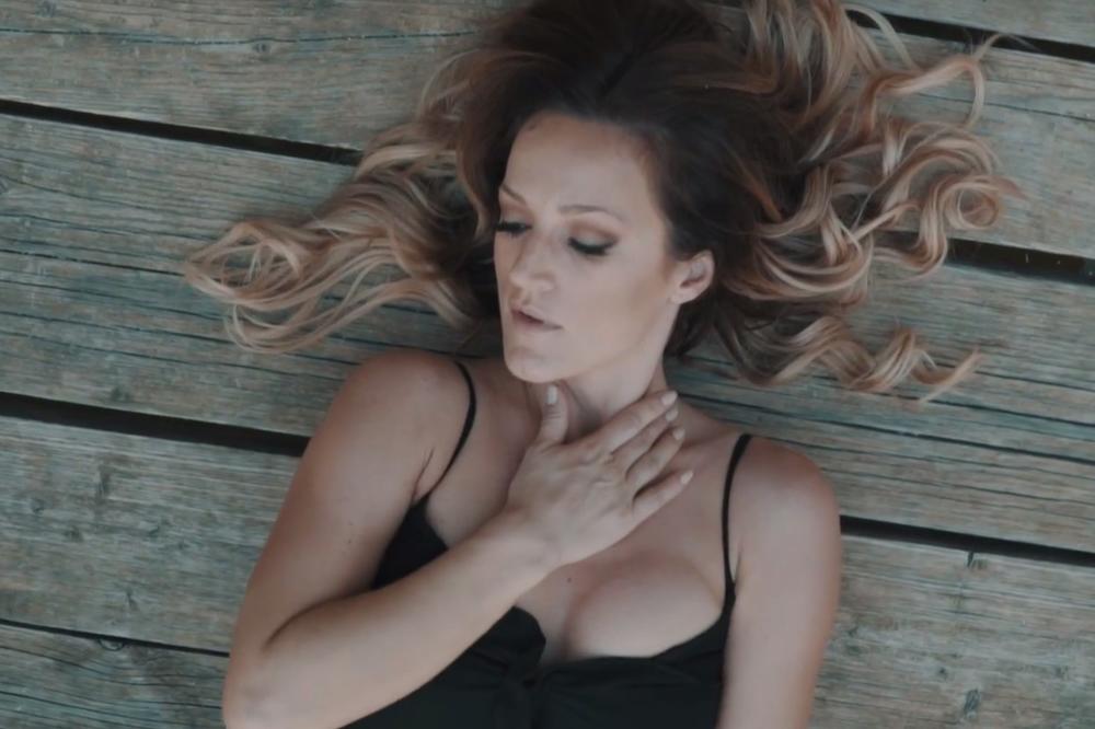 Tijana Bogićević SNIMILA SPOT za pesmu "TI IMAŠ PRAVO"
