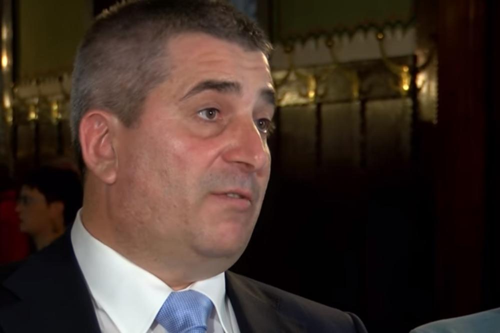 Kad su bahatog SNS-ovca pitali da li je šamarao profesora, on se samo NASMEJAO! HAHAHA, TO NEMA VEZE SA MNOM! (VIDEO)