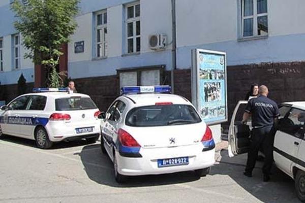 KO JE U PRAVU? Baku Anku nisu pustili u policijsku stanicu u Vranju ZBOG OVOG DETALJA KOJI JE IMALA NA SEBI!