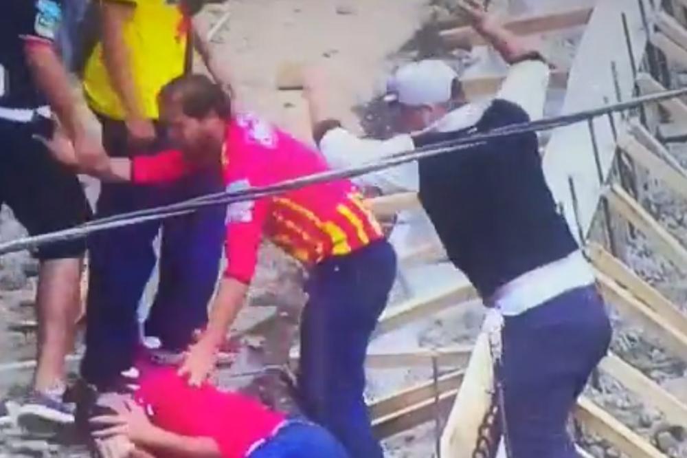 SNIMAK KOJI LEDI KRV U ŽILAMA: Pet huligana smrskalo glavu kamenom rivalskom navijaču! (VIDEO 18+)