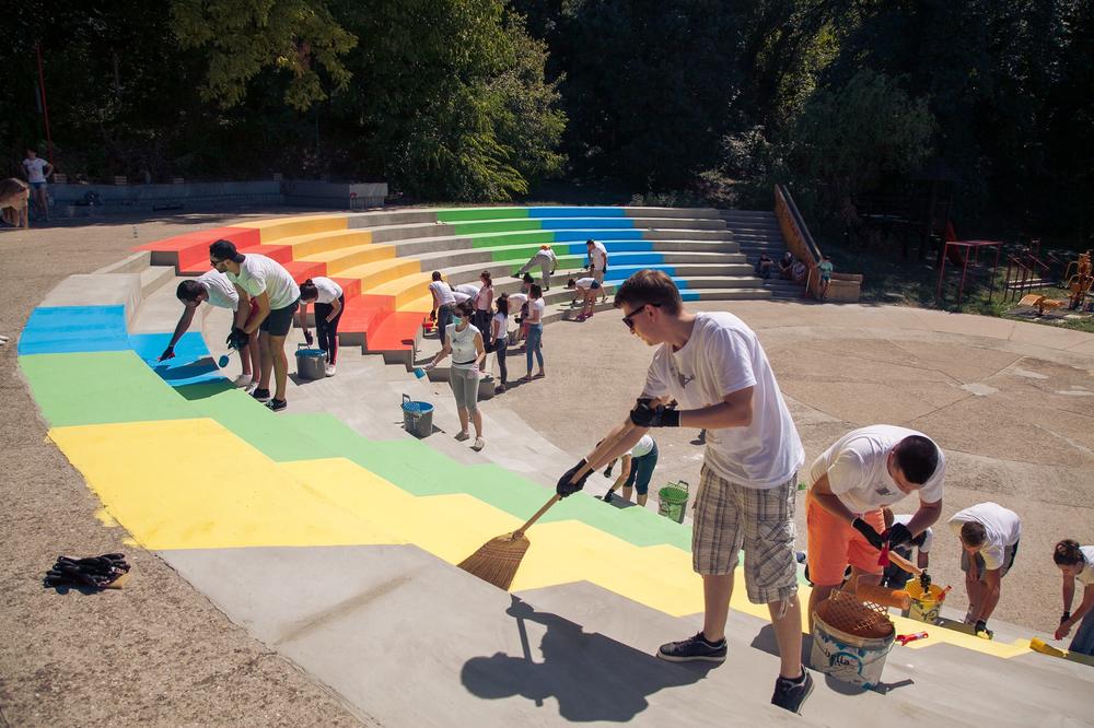 Volonteri Direct Media podarili novo ruho amfiteatru u Dečijem selu!