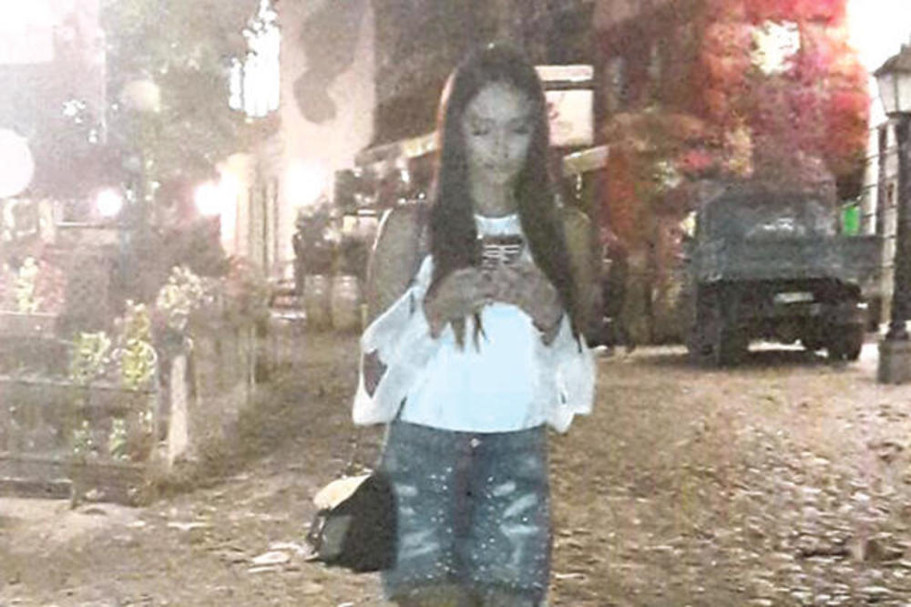 PIJANA PADALA PO ULICI! Katarina pala u Skadarliji, odrala kolena na KALDRMI! (FOTO)