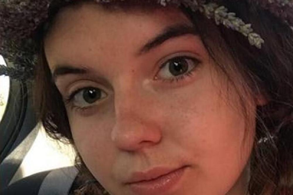 Učenica je došla u školu ovako obučena, pa se šokirala reakcijom profesorke! (FOTO)