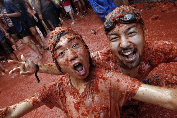 NAJVEĆI FESTIVAL HRANE: Španci potrošili 160 tona paradajza na gađanje! (FOTO)