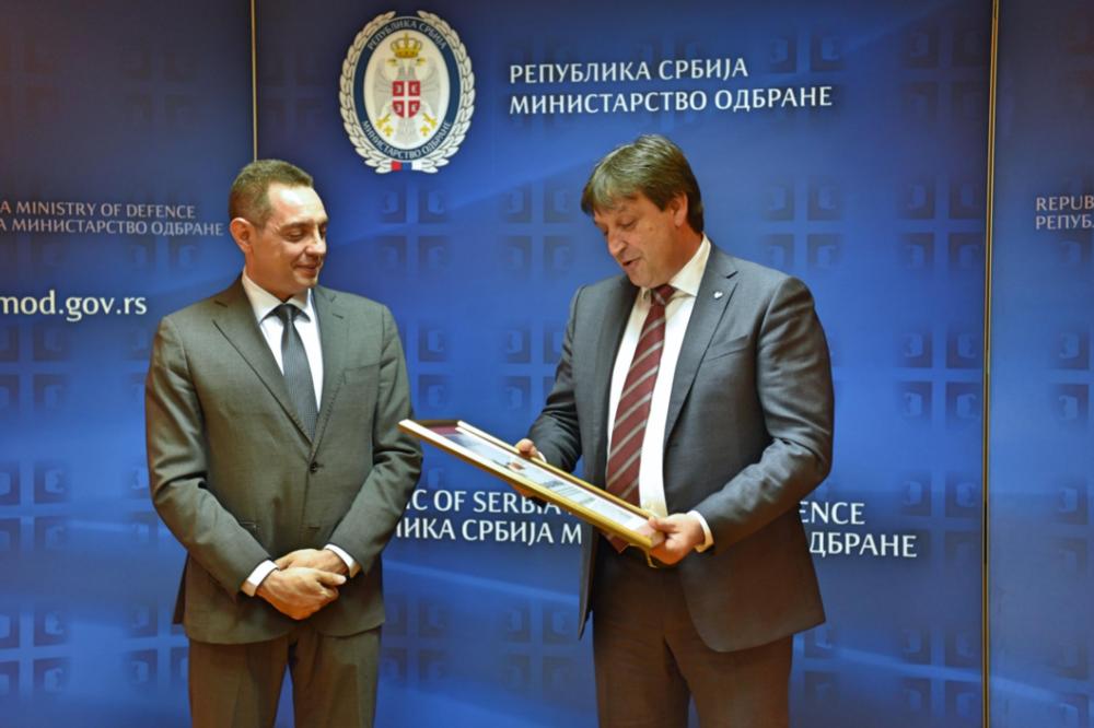 NEUNIŠTIVI GAŠIĆ! Smenjen je s mesta ministra odbrane, postao šef BIA, a sad mu Vulin dodeljuje specijalne počasti! (FOTO)