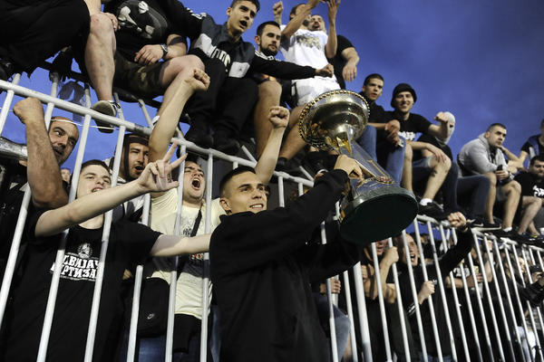 HVALA TI ZA TITULU I GOLOVE:  Partizan se emotivno oprostio od Uroša Đurđevića! (FOTO)