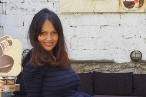 NE SAMO DA JE PRAKTIČNA, ONA JE SAVRŠENA ŽENA! Porodila se pre MESEC dana, prošetala sina, a svi ŠOKIRANI njenim izgledom! (FOTO)