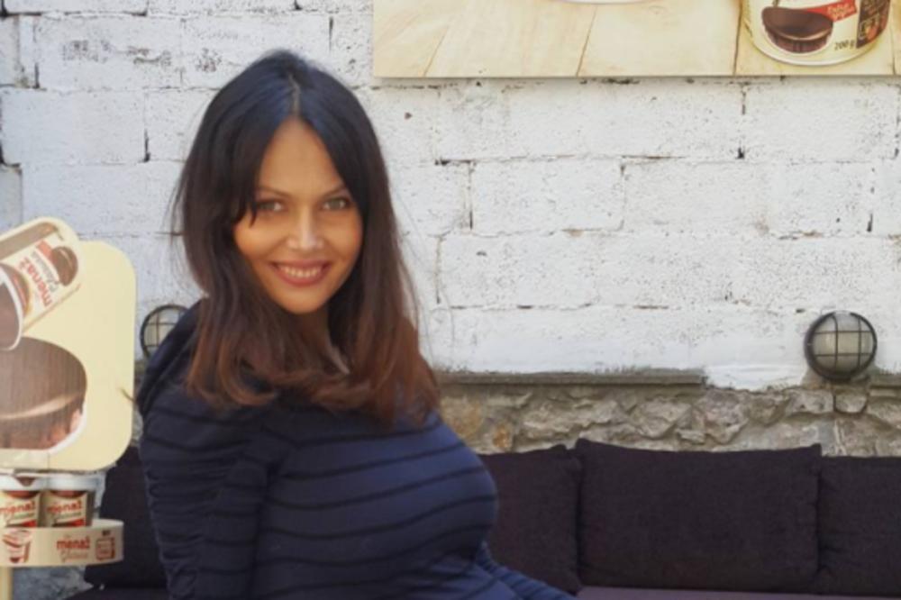 NE SAMO DA JE PRAKTIČNA, ONA JE SAVRŠENA ŽENA! Porodila se pre MESEC dana, prošetala sina, a svi ŠOKIRANI njenim izgledom! (FOTO)