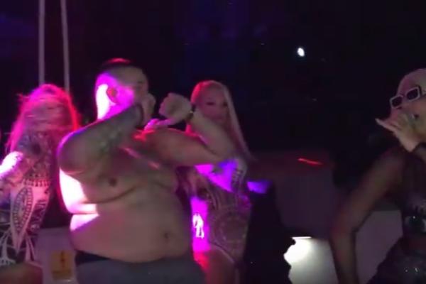 E TO SE ZOVE MEŠANJE! Šokantni Karleušin šou na bini sa Makedoncem od 120 kg (VIDEO)