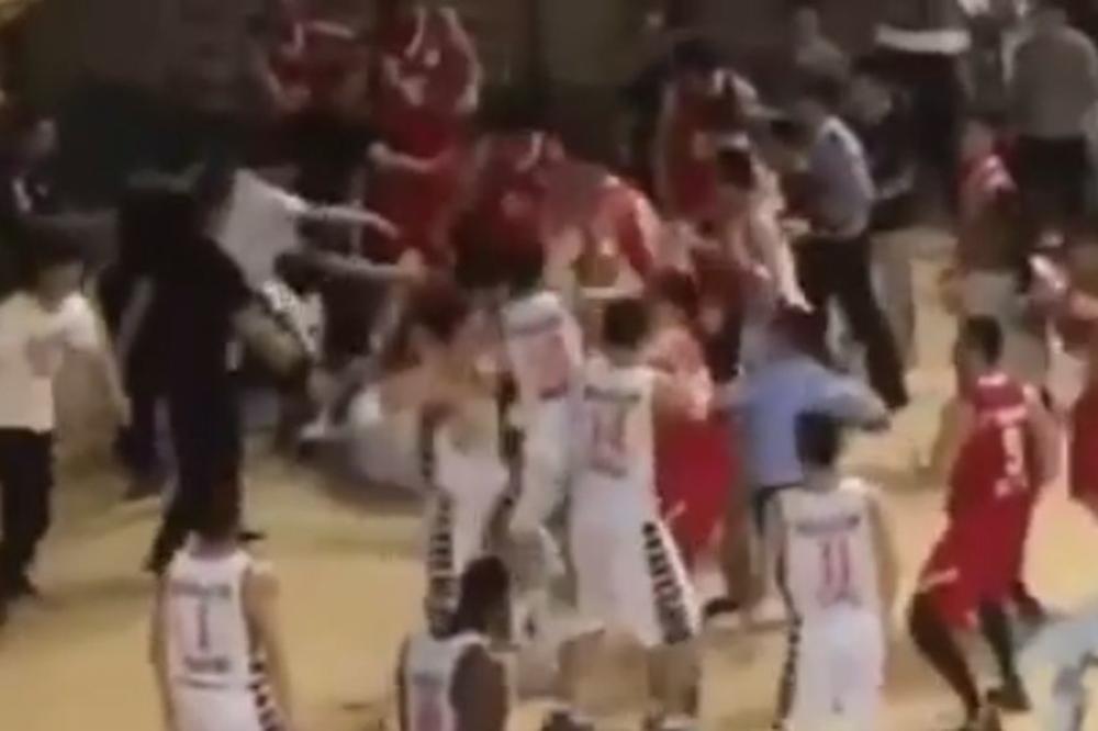 PREBRUTALNA TUČA U KINI, NIJE SE ZNALO KO KOGA GAZI: Jedan od glavnih tabadžija bio je i Ajzea Ostin! (VIDEO)