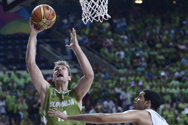 SLOVENCE ZABOLELO ŠTO DRAGIĆ SLAVI NA SRPSKOM: Njegov odgovor im je zauvek zapušio usta! (FOTO)