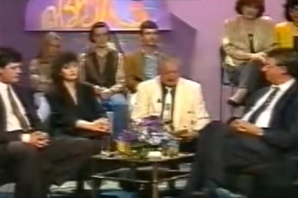 ŠEŠELJ PIŠTOLJEM NA DRAGANU MIRKOVIĆ! Izvadio ga usred emisije, pevačica samo što nije umrla! (VIDEO)