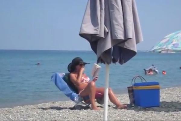 Rus se na plaži nabacivao zgodnim Srpkinjama, a onda je naišla njegova supruga! DOK SU ŠAMARI PLJUŠTALI, ON JE GLEDAO U POD! (VIDEO)