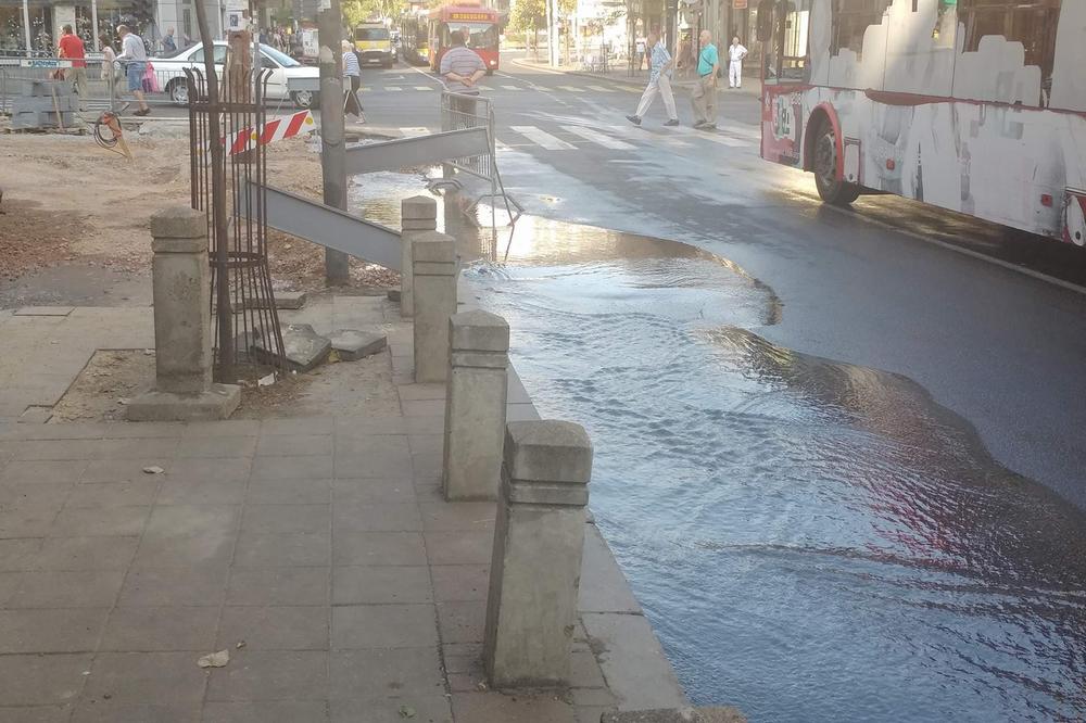 U CENTAR BG SAMO U GUMENIM ČIZMAMA: Voda teče ulicama, radnika nigde! (FOTO)