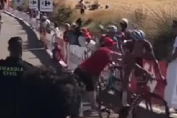 VUELTA KAO RATNA ZONA: Navijač napao biciklistu, policajac izazvao pad motora! (VIDEO)