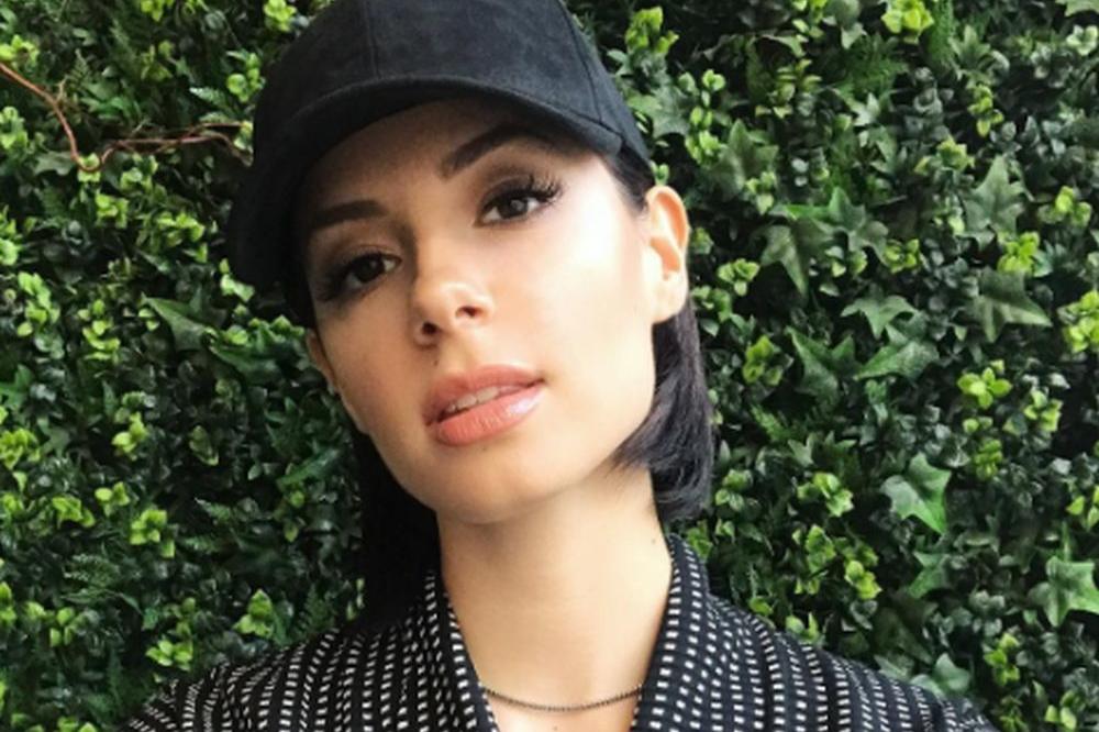 SKANDALČINA VEKA! Naša pevačica u učionicu ušla POLUGOLA, sa OGROMNIM DEKOLTEOM! (FOTO)