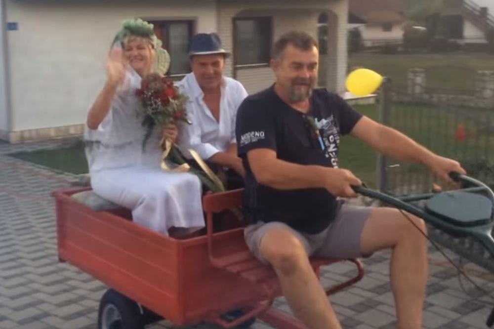 OVAKO SE SLAVI GODIŠNJICA BRAKA U PRNJAVORU: Jubilej uz svatove i motokultivator je nezaboravan (VIDEO)