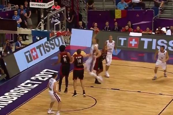 Kakva je ovo zver od igrača! Montruozni Porzingis odneo obruč iz Istanbula! (VIDEO)
