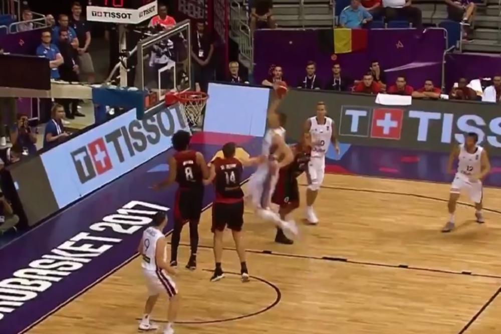 Kakva je ovo zver od igrača! Montruozni Porzingis odneo obruč iz Istanbula! (VIDEO)