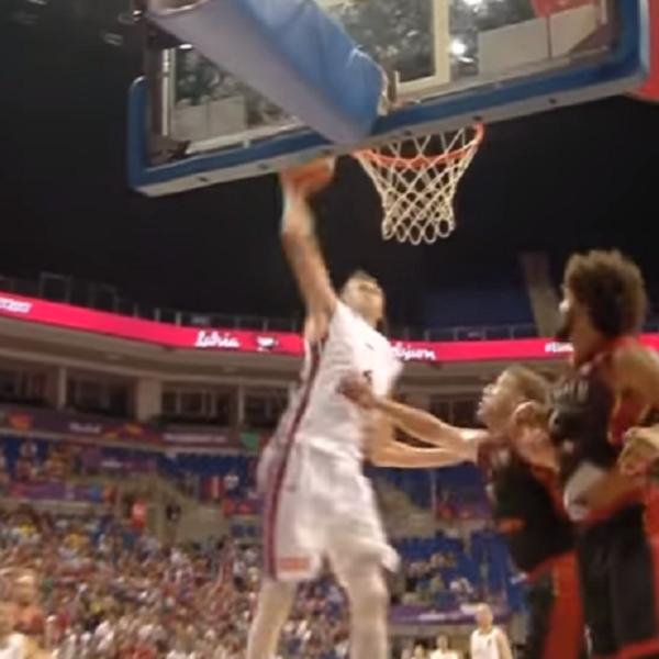 TOP 5 POTEZA 3. DANA EUROBASKETA: Trojka sa pola terena, blokada, asistencija i zakucavanje Porzingisa od kog zastaje dah! (VIDEO)