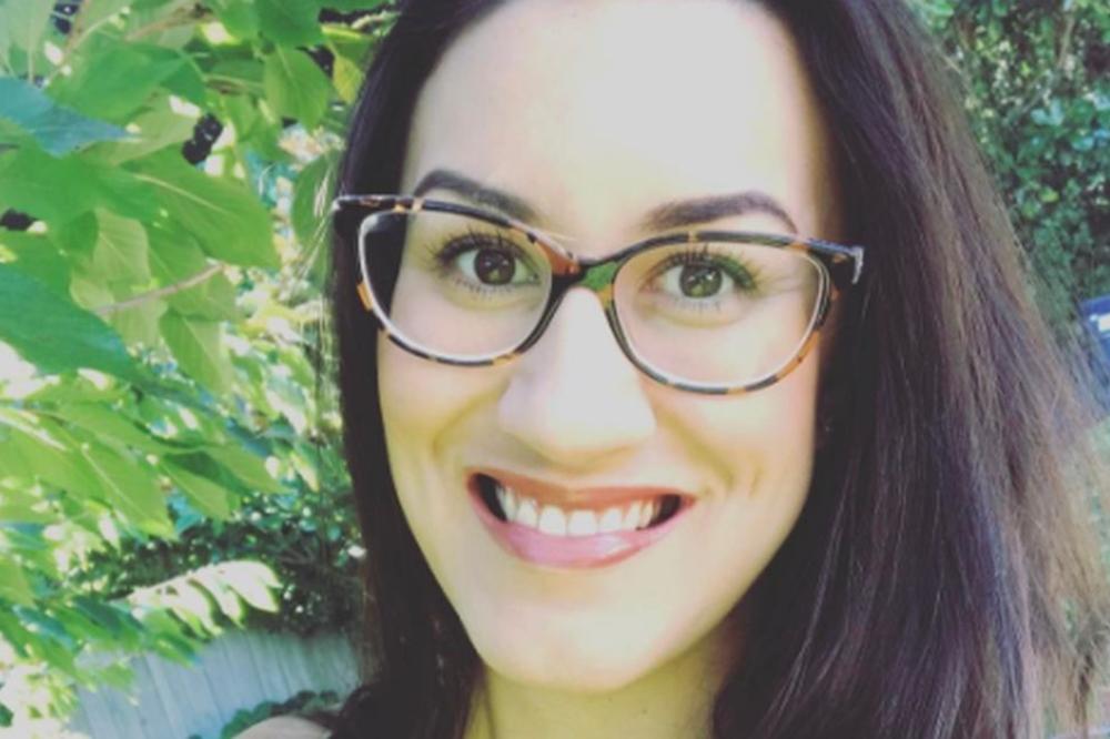 DEDA PEDOFIL ME JE GODINAMA DRŽAO U SEKTI! Uspela je da pobegne a onda je svetu ispričala jezive detalje koji lede krv u žilama! (FOTO)