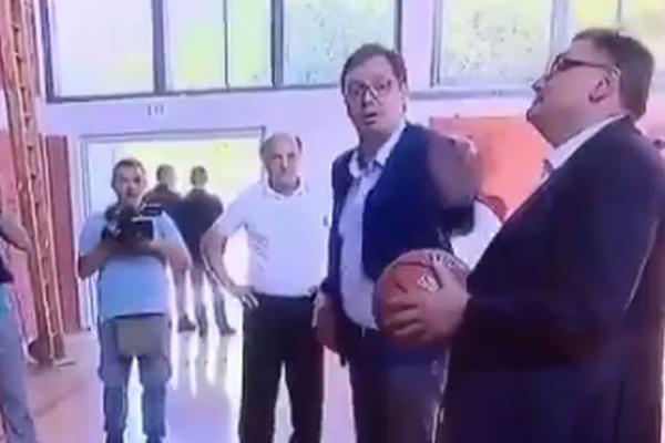 GDE SI POŠAO S TOM LOPTOM? Drobnjak posle ovoga nikada više neće stati Vučiću na crtu! (VIDEO)