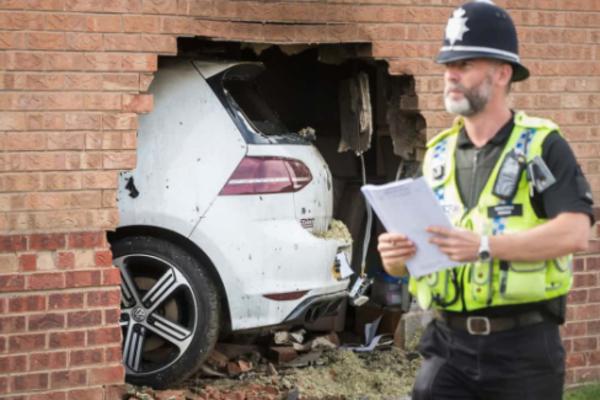Sedeli kod kuće, gledali TV, a onda - rupa u zidu! GOLFOM ULETELI U DNEVNU SOBU (FOTO)
