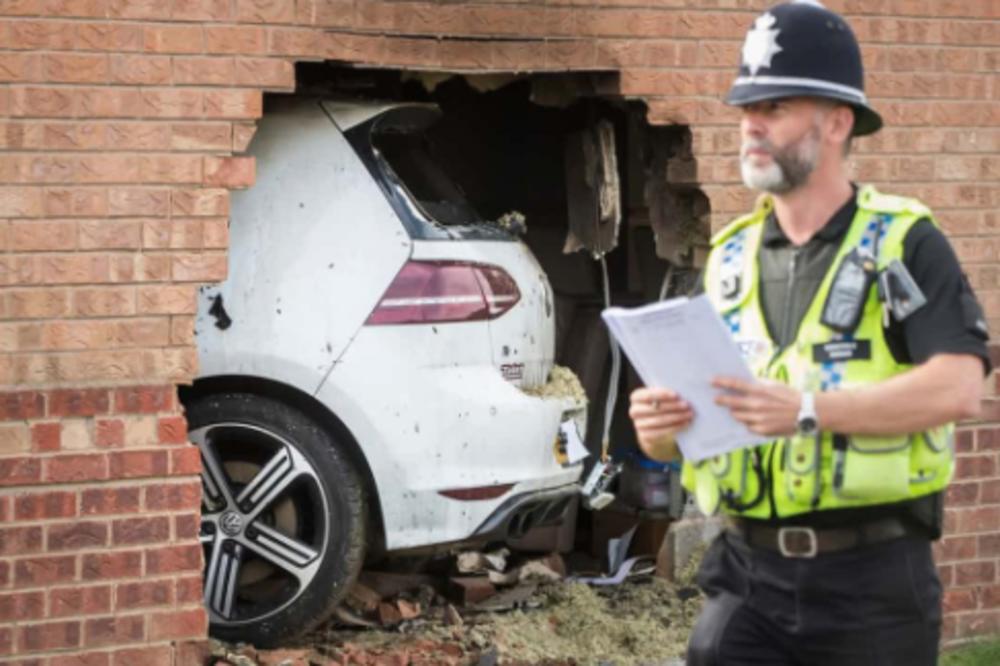 Sedeli kod kuće, gledali TV, a onda - rupa u zidu! GOLFOM ULETELI U DNEVNU SOBU (FOTO)