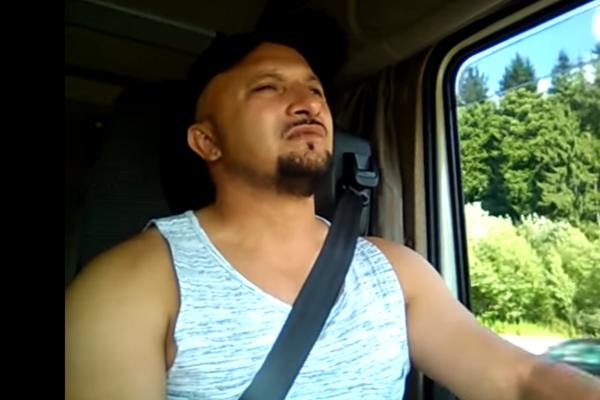 KAMIONDŽIJA KOJI PEVA KAO SLAVUJ: Bosanac peva narodne pesma dok vozi, a vi ćete zapevati s njim kad ga čujete garantovano! (VIDEO)