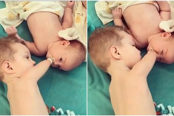 SRCE DA PREPUKNE: Dečačić bez ruku ležao pored uplakanog malog brata, a onda je uradio nešto NEVEROVATNO! (VIDEO)