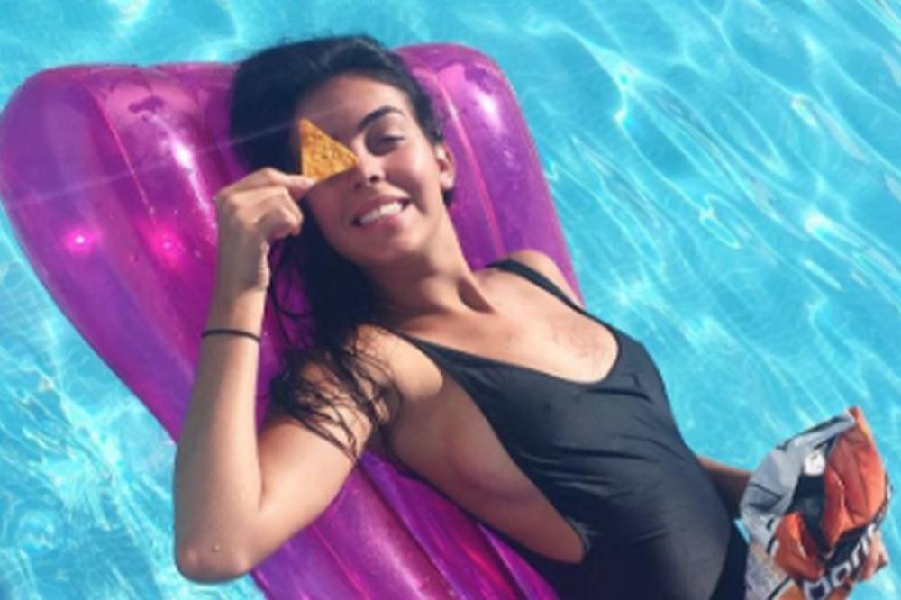 Isplivali "rani radovi" Ronaldove devojke: Njegova majka pobesnela zbog golotinje, a Heorhina joj odgovorila fotkom u tangama! (FOTO)