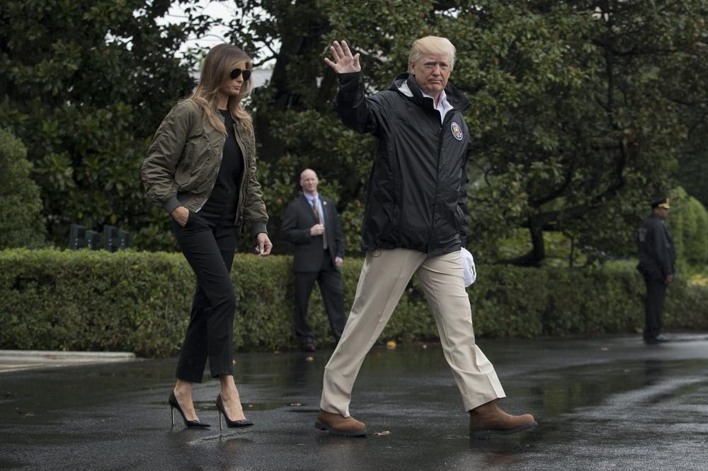 SVI SU JE ZAMRZELI JER JE U ŠTIKLAMA OBIŠLA POPLAVE U TEKSASU! Melanija je sad bila u Floridi, i svi su izneverovali kad su videli šta je obula! (FOTO)