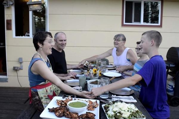 MOJ MUŽ JE PROMENIO POL I POSTAO ŽENA: Sada živimo svi zajedno, sa mojim dečkom! (VIDEO)