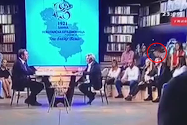 DEČKO PONOVO PAO U NESVEST U ĆIRILICI DOK JE VUČIĆ PRIČAO: Srušio se odjednom, a evo ko mu je pomogao (VIDEO)